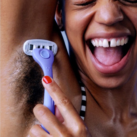 Billie Razor Kit - 1 Handle + 2 Blade Refills + Magnetic Holder - Cool Blue - Picture 4 of 11